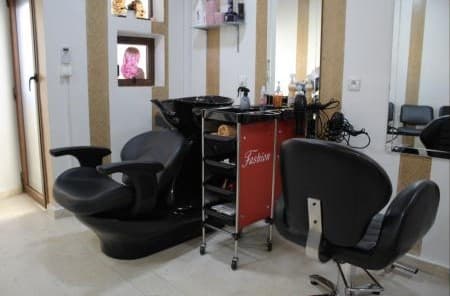 L'espace coiffure du beauty center, bac de lavage et fauteuils